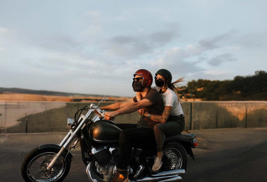 Couple qui roule décontracté à moto équipé de casques vintages. Mais sont ils homologués ces casques ?
