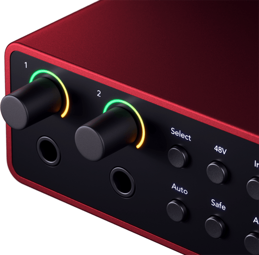 Gros plan sur les boutons de gain et indicateurs LED de la Scarlett 2i2 pour un contrôle précis du son