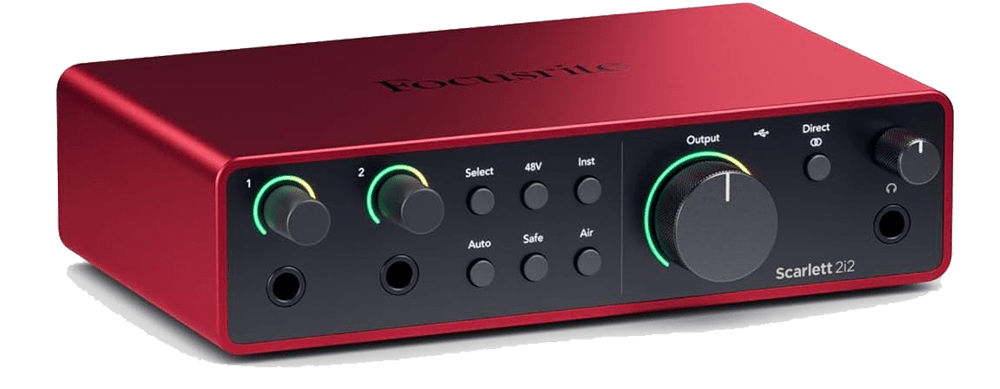 Focusrite 2i2 branchée sur un ordinateur portable, idéale pour l'enregistrement en studio et le streaming