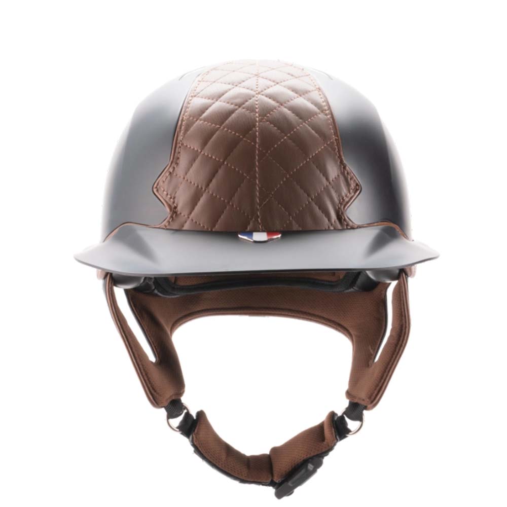 Vue frontale de ce casque équestre qui affiche la certification de sa fabrication francaise.