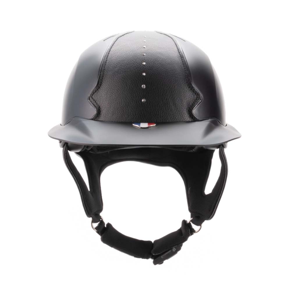 Vue de face de ce casque AURAK ou l'on peut voir sa jugulaire ajustable et sa grande visière et sa déco cristal.