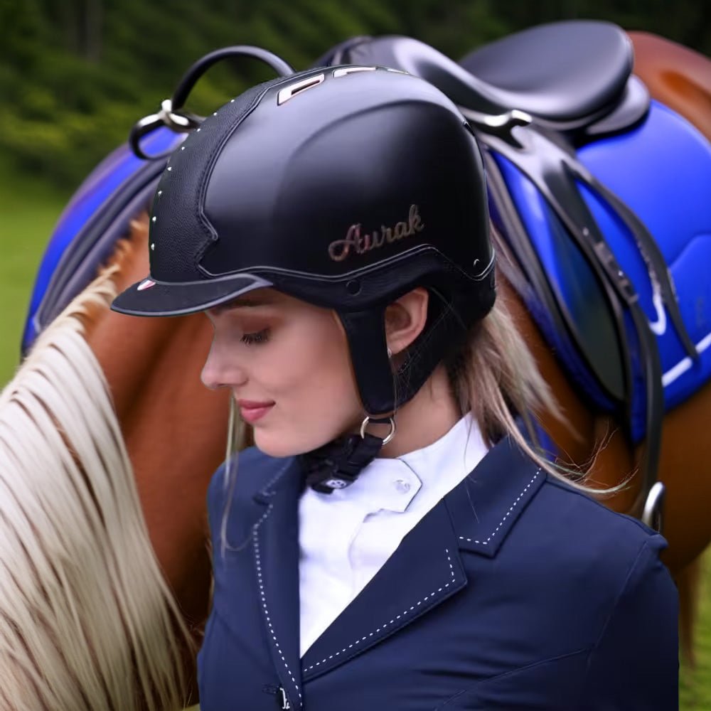 Cette cavalière équipée du casque POLARIS de chez AURAK est sereine car elle se sait protégée des chocs.