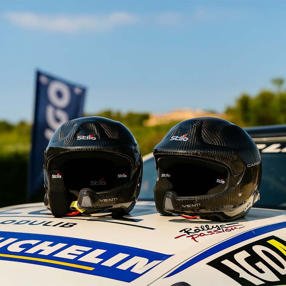 Casque Stilo WRC Carbone 8859-15 équipé du dispositif de radio communication, exposé sur la carrosserie d'une voiture de rallye