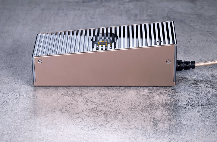 Adaptateurs et connectiques de l’iFi iPower pour une compatibilité universelle