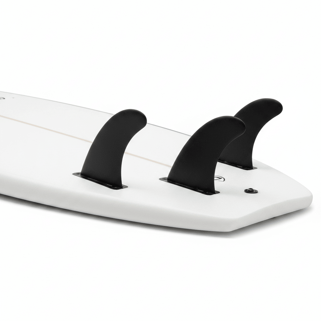 Détail de la queue de la planche de surf softboard Random X 7'0", dessous blanc avec 3 dérives noires boulonnnées – Les Etoiles de Magalie