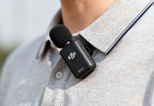 Microphone sans fil DJI AST01 clipé sur le col de votre sujet