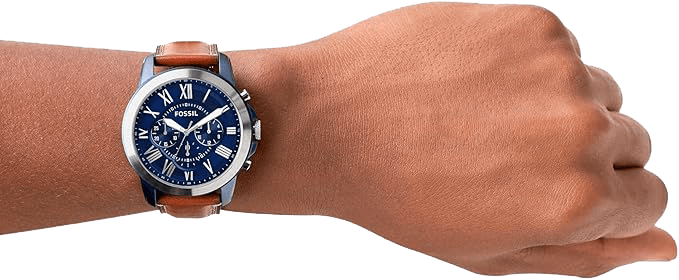 Montre Fossil Grant FS5151 portée au poignet, style classique et intemporel.