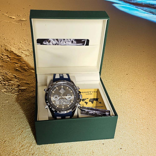 Montre Martyn Line Dual Time Chronograph avec bracelet en caoutchouc bleu et blanc, affichage analogique et numérique, et fonctions chronographe.