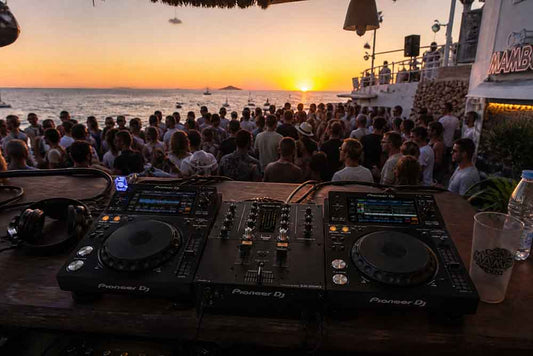 Soirée à Ibiza avec comme platine de mix le Pioneer DJ - DJM 250 MK2