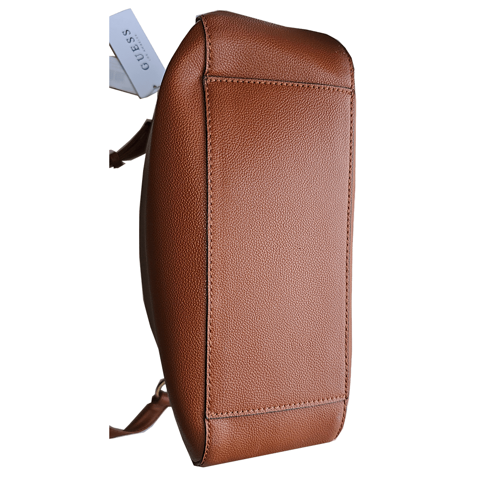 CE sac en cuir est un sac de mode actuelle pour un chic de choc dans le beaujolais.