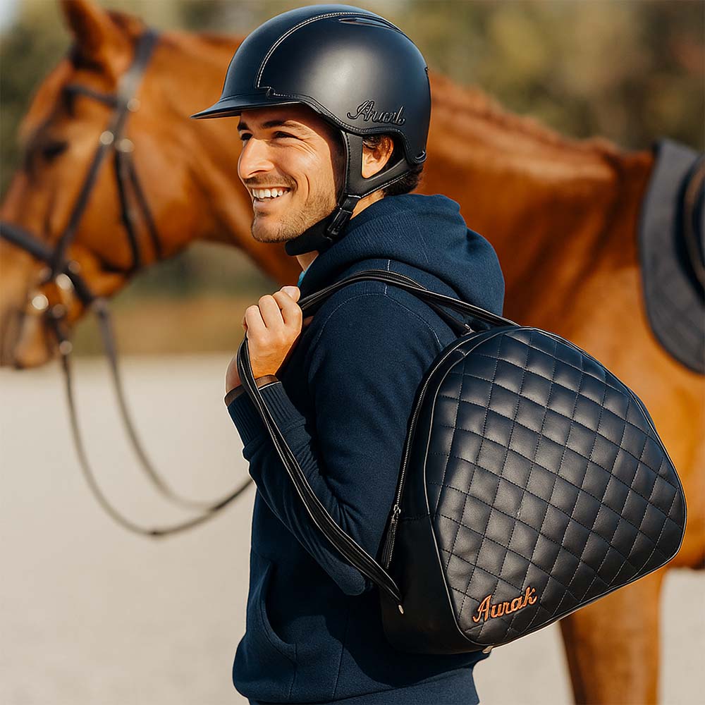 sac de transport AURAK avec couture porté à l'épaule par un cavalier près de son cheval.