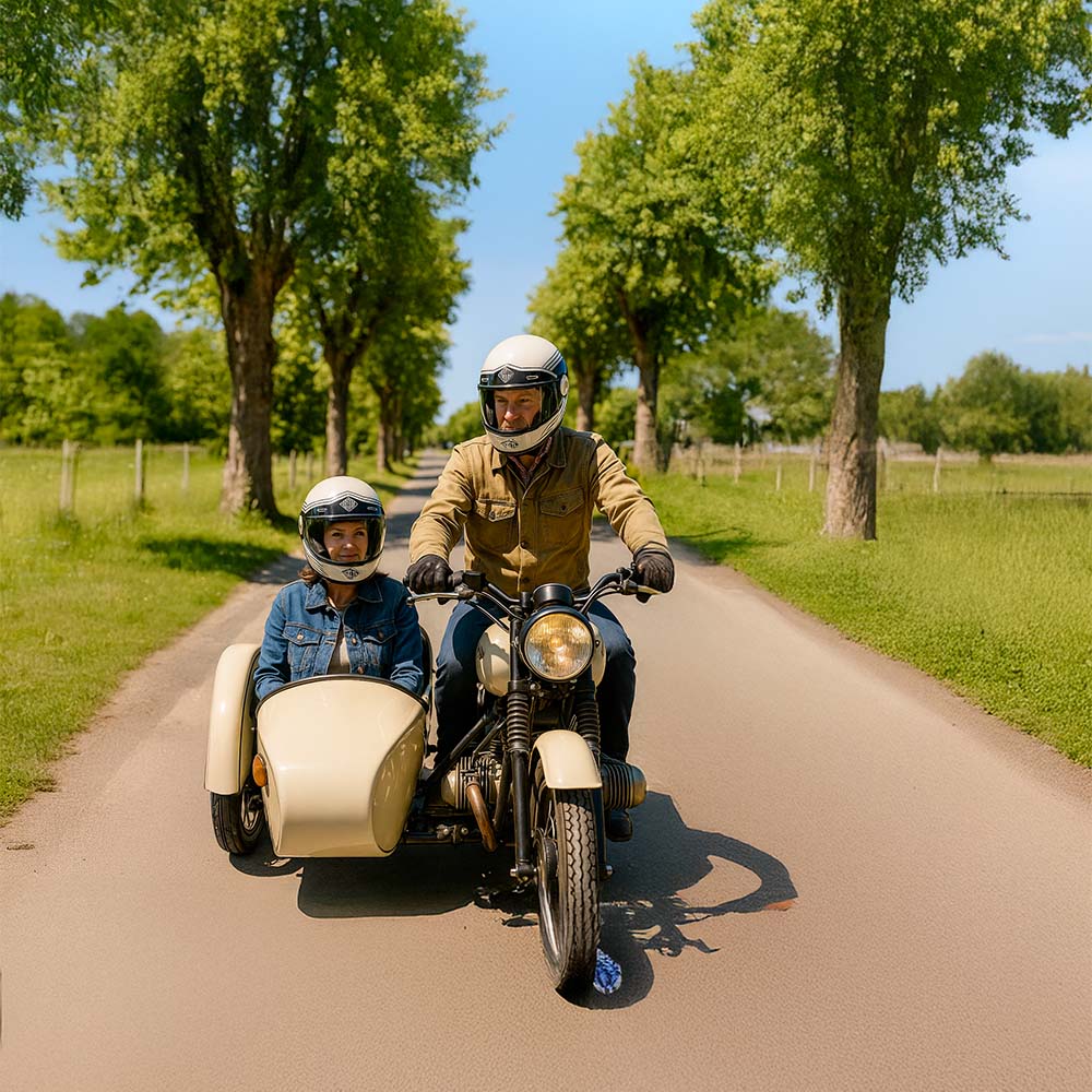 Couple sur un sidecar vintage équipé d'un casque homologué Archive Vintage légend.