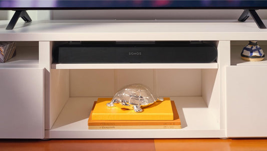 La Sonos Ray est une barre de son compacte s'intègre facilement dans votre salon.