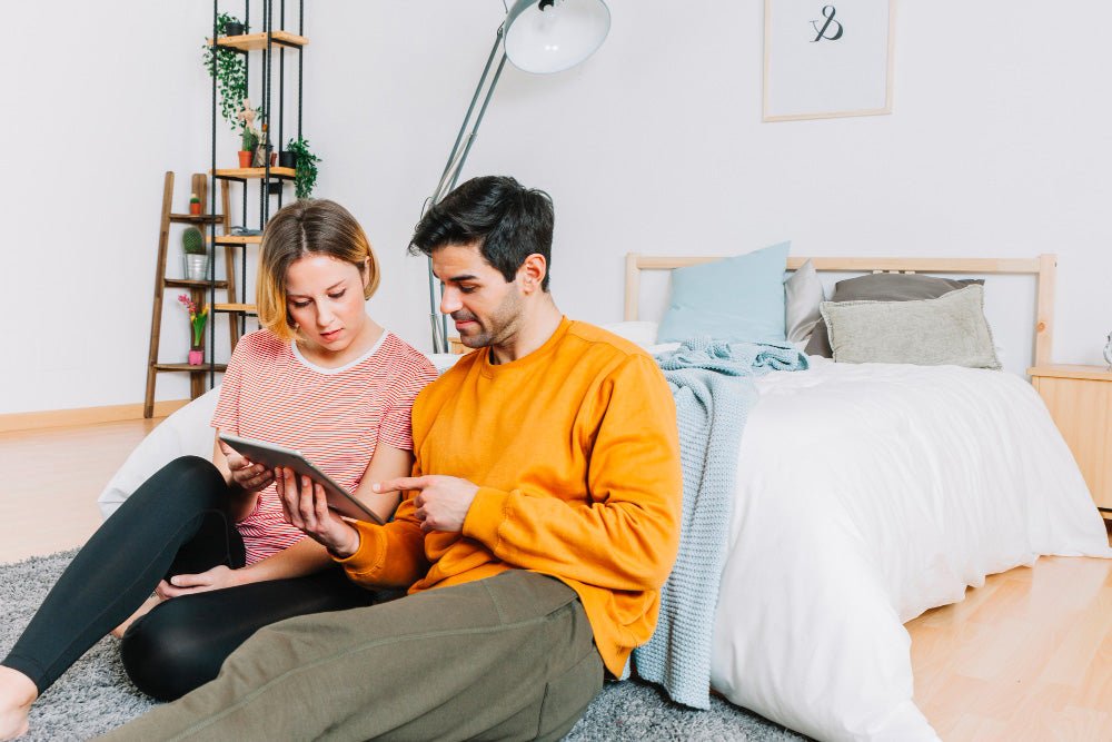 Couple entrain de consulter le blog "Les dossiers de Magalie"