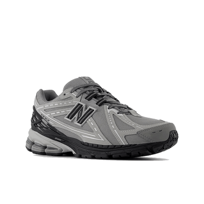 Sneakers New Balance GC1906LG gris, inspirées du modèle 1906R, parfaites pour un usage quotidien.