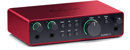 Focusrite 2i2 branchée sur un ordinateur portable, idéale pour l'enregistrement en studio et le streaming