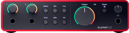 Interface audio Focusrite Scarlett 2i2 en action avec un logiciel de MAO sur un écran d'ordinateur.