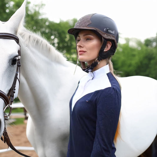 Les casques d'équitation AURAK ont un design soigné  pour un look stylé.