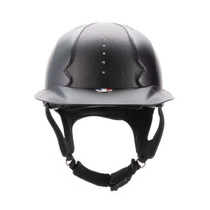 Vue de face de ce casque AURAK ou l'on peut voir sa jugulaire ajustable et sa grande visière et sa déco cristal.