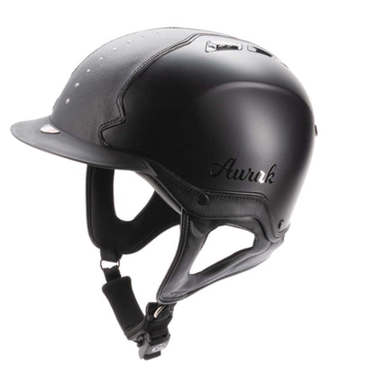 Cette bombe équestre a une jugulaire réglable pour assurer  le confort et la bonne tenue du casque sur la tête.