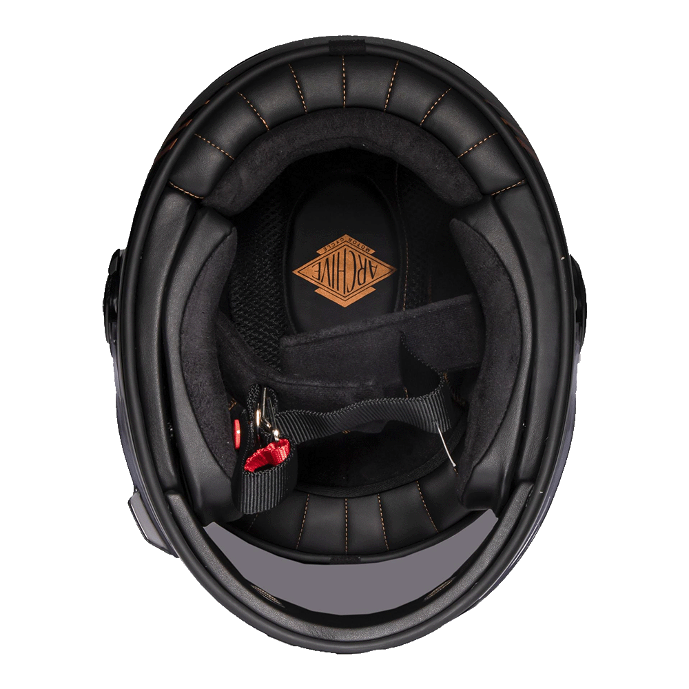 Casque à fermeture par jugulaire pour s'adapter à toutes les morphologies.