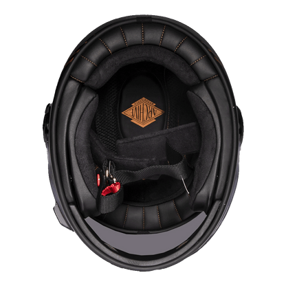 Casque à fermeture par jugulaire pour s'adapter à toutes les morphologies.