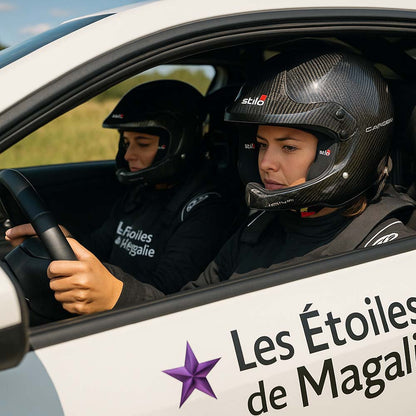 Equipage féminin de pilotes de rallye, en pleine course, équipé des casques STILO WRC carbone.