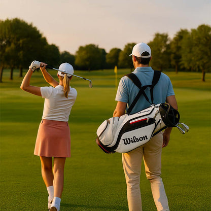 Un couple de golfeurs équipé du sac de golf chariot Wilson alpine.