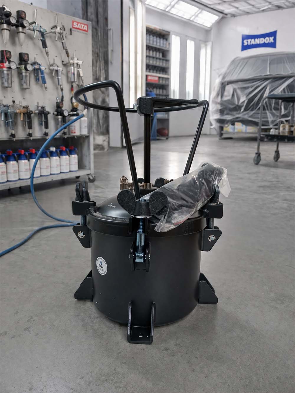 Cuve à pression PRO-TEK 7535M outil indispensable pour les ateliers de peinture industriels. pression jusqu'à 6 bars