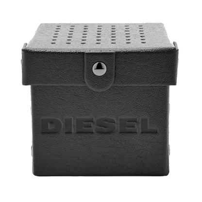 Bel écrin Diesel sobre et mystérieux à la fois.