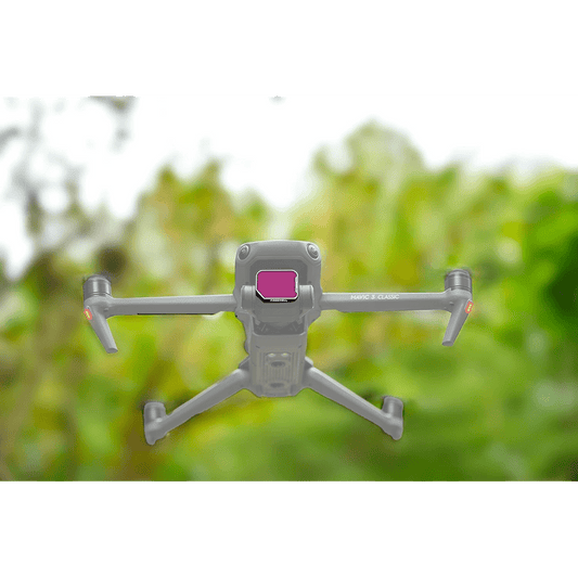 Un drone DJI MAVIC 3 CLASSIC équipé d'un filtre FREEWELL carré 