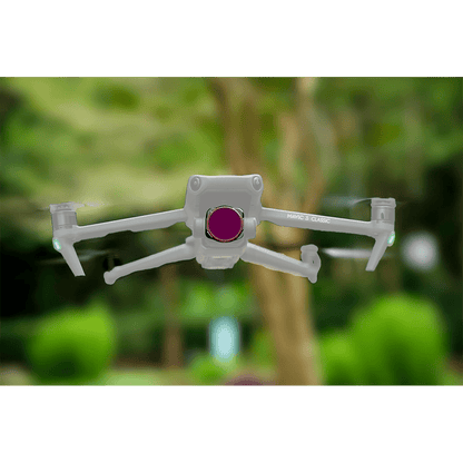 Un drone DJI MAVIC 3 CLASSIC équipé sur son optique d'un filtre FREEWELL rond