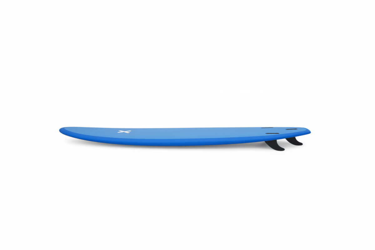 Vue de profil de la planche de surf softboard Random X 7'0", dessus bleu, dessous blanc avec rail bleu et 3 dérives noires – Les Etoiles de Magalie