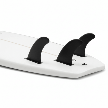 Détail de la queue de la planche de surf softboard Random X 7'0", dessous blanc avec 3 dérives noires boulonnnées – Les Etoiles de Magalie