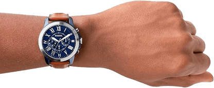 Montre Fossil Grant FS5151 portée au poignet, style classique et intemporel.