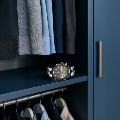 Montre chronographe Martyn Line au design moderne, résistante aux éclaboussures, avec bracelet en silicone bleu et blanc.