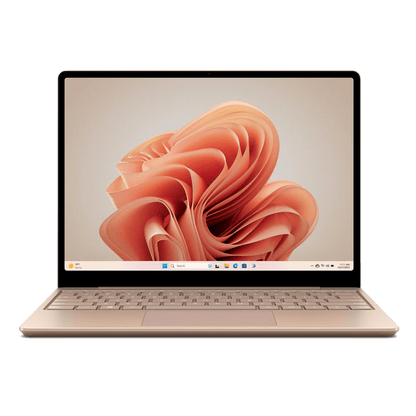 Surface Laptop Go avec son écran allumé, affichant une interface fluide sous Windows pour une utilisation intuitive
