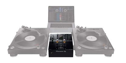 Le Pioneer DJ - DJM 250 MK2 vous permet de piloter et mixer 2 platines numériques ou vinyles tout en laissant la possibilité d'alimenter les morceaux joués en stock sur un PC.
