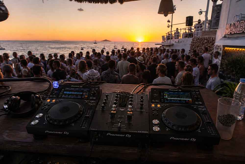 Soirée à Ibiza avec comme platine de mix le Pioneer DJ - DJM 250 MK2 