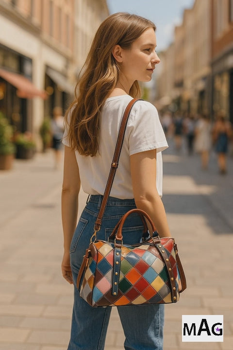 Jeune femme faisant son shopping pour les soldes d'été avec son sac EYSEE en vrai cuir de vachette.
