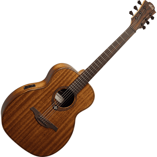 Guitare électro-acoustique Lâg Travel-KAE Khaya posée sur un support – Un format compact idéal pour les musiciens nomades.